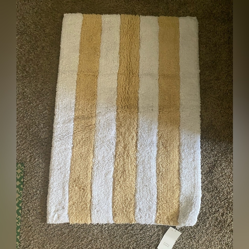 NWT. Zara home bath mat.